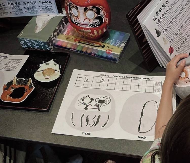 練習用紙に下書きする様子